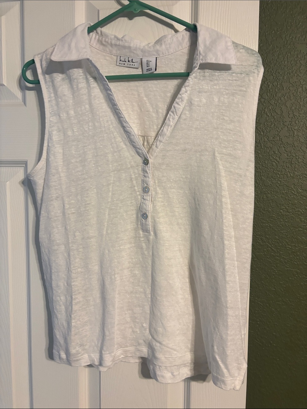 Kensie White Sleeveless Collared Henley Tank